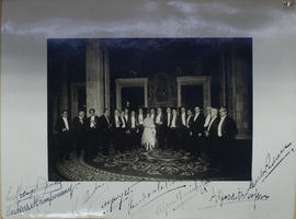 Manuel M. Ponce en un un posando con un grupo de personalidades.