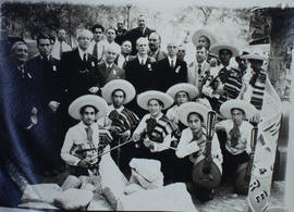 Manuel M. Ponce con un grupo de personalidades y musicos