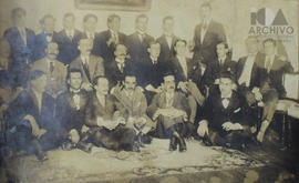 Fotografía grupal de jóvenes y entre ellos Manuel M. Ponce.