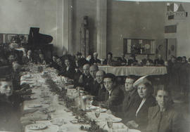 Mnauel M. Ponce como asistente en un banquete.
