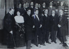 Manuel M. Ponce entre un grupo de damas y caballeros