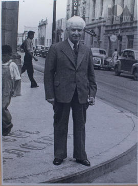 Manuel M. Ponce en medio de la calle.