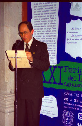 Alejandro Lozano pronunciando discurso en la Feria del Libro