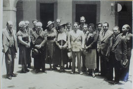 Manuel M. Ponce posando con un grupo de personas