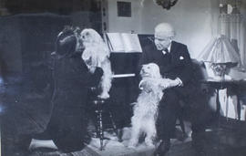 Manuel M. Ponce y Clema, junto con los "kikitos"