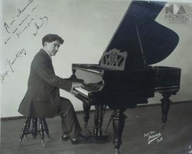 Fotografía de Manuel M. Ponce tocando el piano.