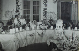 Clema como invitada en un banquete de bodas.