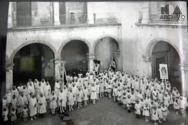 Alumnas y religiosas en primer patio de la escuela