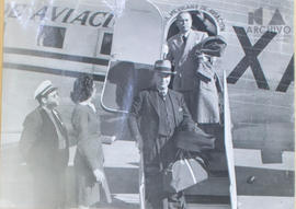 Manuel M. Ponce bajando de un avión.