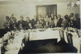 Manuel M. Ponce sentado en una mesa con amigos.