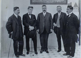 Manuel M. Ponce entre un grupo de caballeros