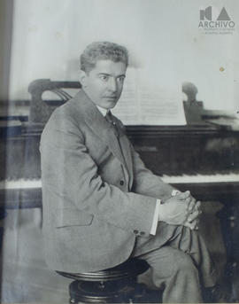 Manuel M. Ponce posando