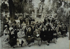 Clementina Maurel junto con grupo de personas